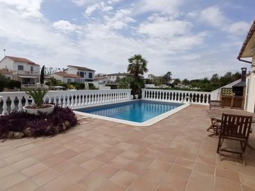 Villa con piscina in vendita a Carrer Fluvià