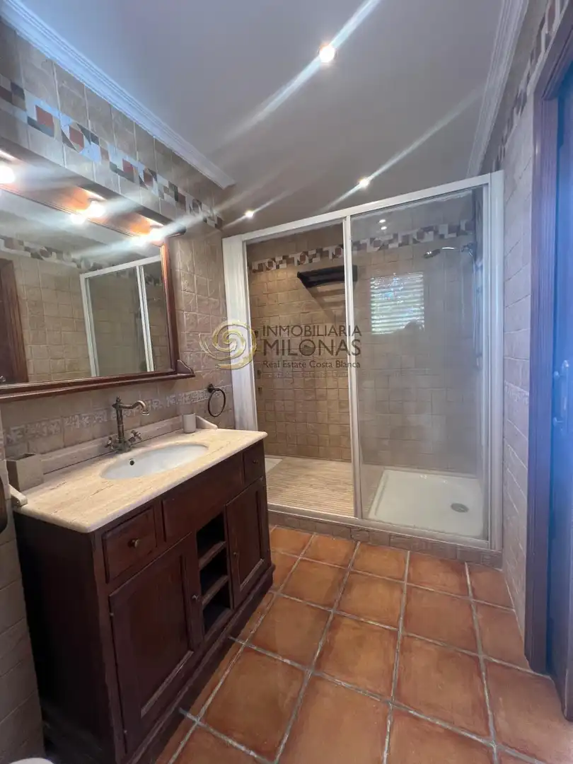 Bany de Casa o xalet en venda en La Nucia amb Aire condicionat, Jardí privat i Terrassa