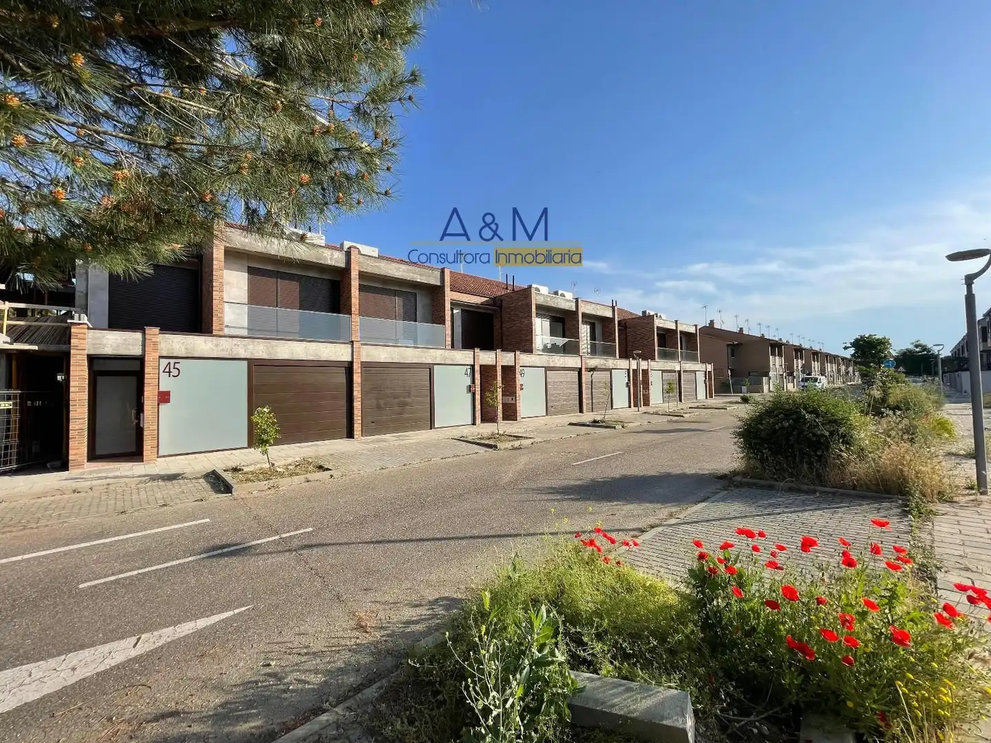 Vista exterior de Casa adosada en venta en Laguna de Duero con Calefacción, Jardín privado y Terraza