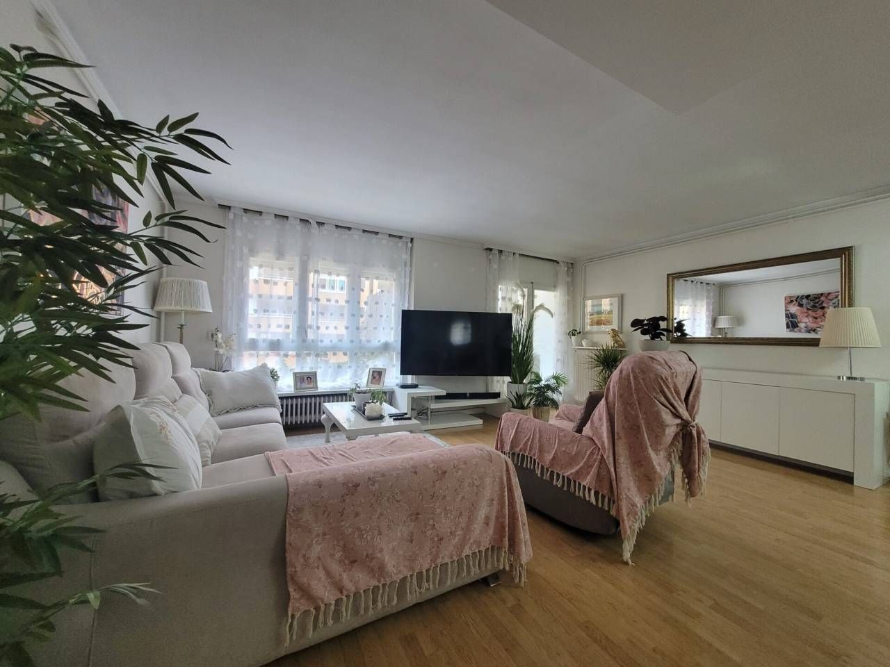 Sala d'estar de Pis en venda en Vic amb Calefacció, Parquet i Terrassa