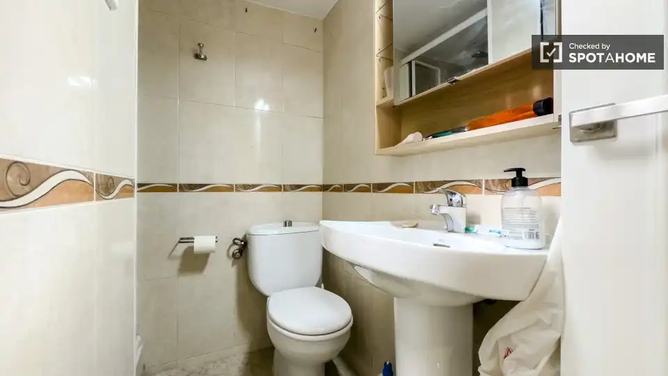 Bathroom of Flat for rent in Barcelona  with Air Conditioner, Heating and Furnished