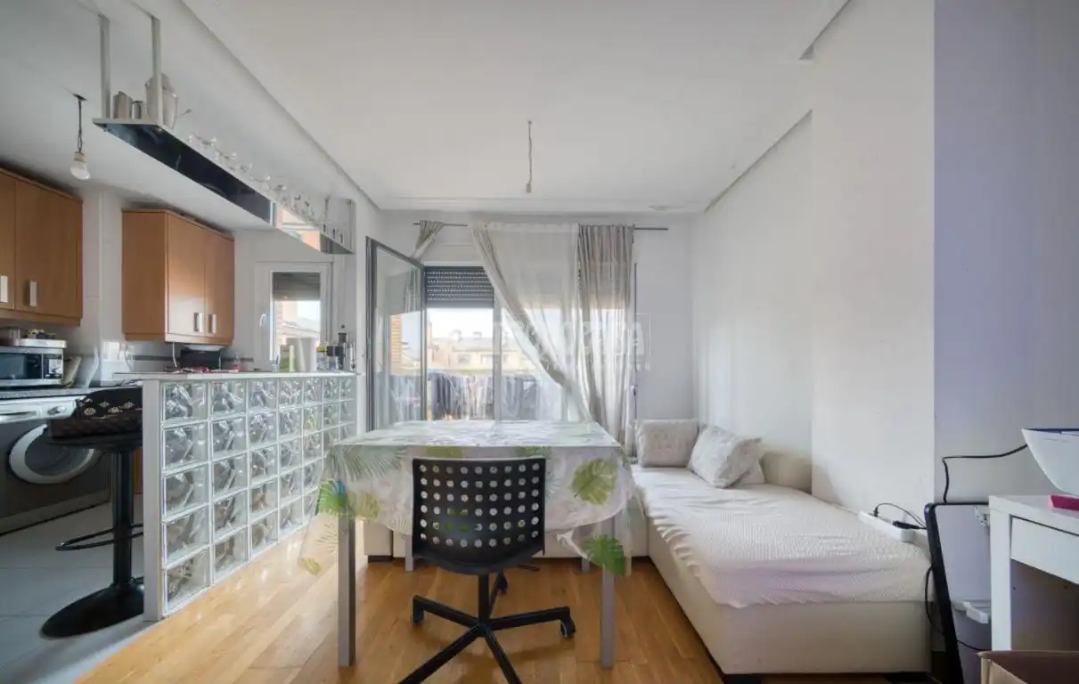 Sala de estar de Piso en venta en Arroyo de la Encomienda con Terraza, Trastero y Piscina comunitaria