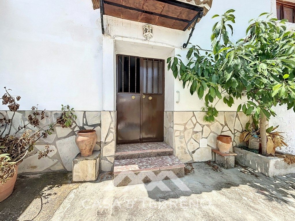 Vista exterior de Casa adosada en venda en Comares amb Jardí privat, Terrassa i Forn