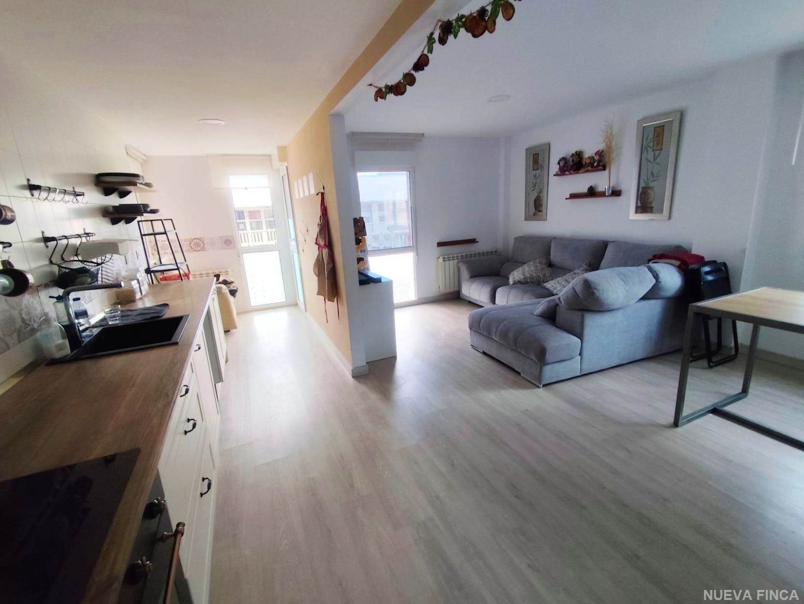 Sala d'estar de Casa adosada en venda en Villagonzalo Pedernales amb Calefacció