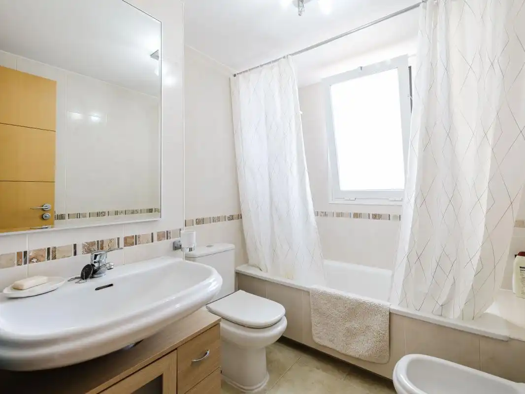 Baño de Ático en venta en Torremolinos con Aire acondicionado, Calefacción y Jardín privado