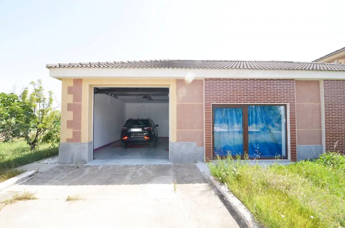Aparcament de Casa o xalet en venda en Calvarrasa de Abajo amb Terrassa, Piscina i Moblat