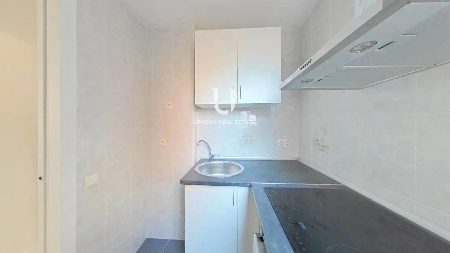 Cuina de Pis en venda en Barcelona amb Parquet i Forn