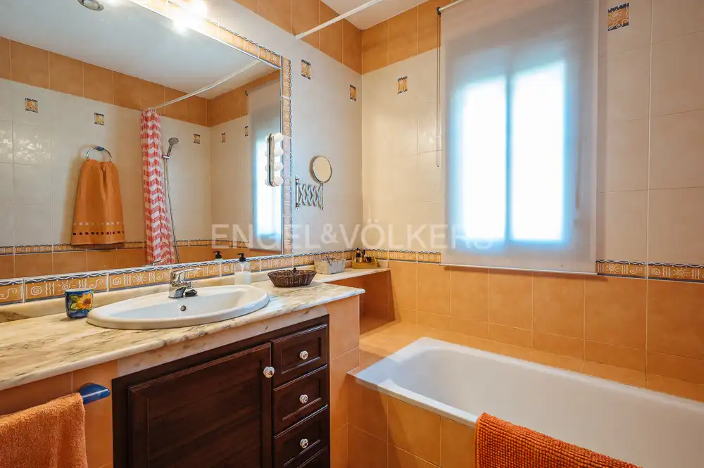 Baño de Casa o chalet en venta en Bormujos con Aire acondicionado, Calefacción y Jardín privado
