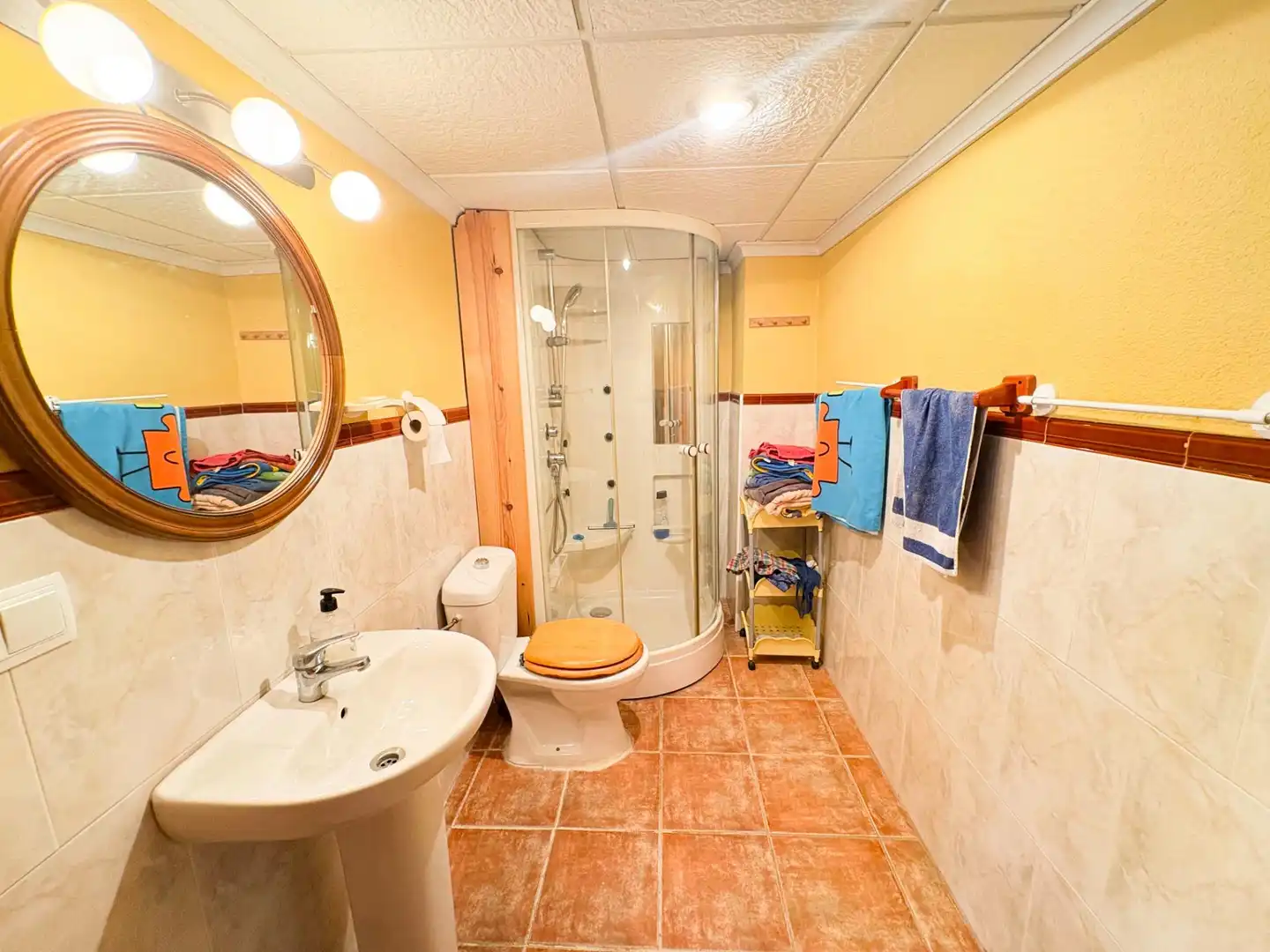 Badezimmer von Einfamilien-Reihenhaus zum Verkauf in San Isidro mit Klimaanlage, Privatgarten und Terrasse