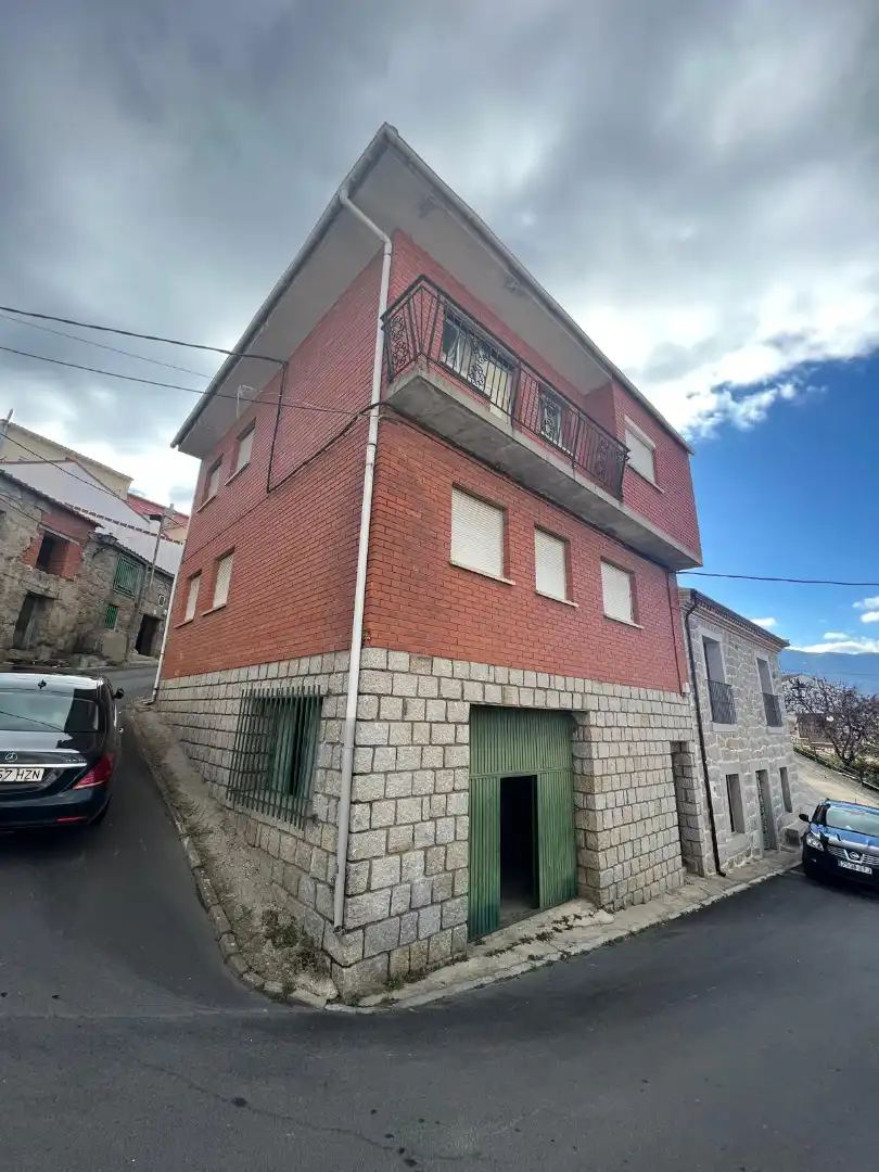 Vista exterior de Casa adosada en venta en Burgohondo con Terraza