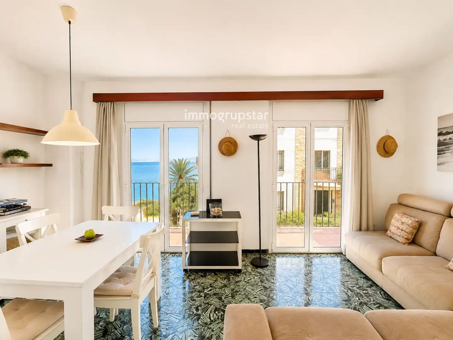Sala de estar de Piso en venta en Palamós con Calefacción, Terraza y Amueblado