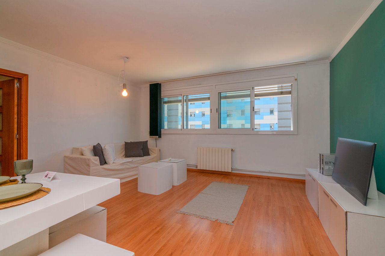 Sala d'estar de Pis en venda en Cornellà de Llobregat amb Aire condicionat, Calefacció i Parquet