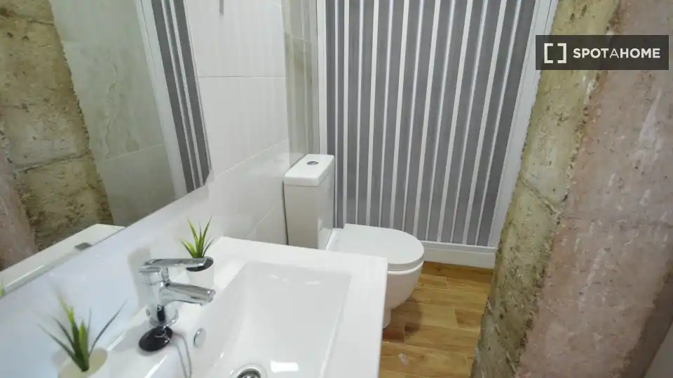 Bathroom of Flat for rent in Valencia  with Air Conditioner, Heating and Furnished