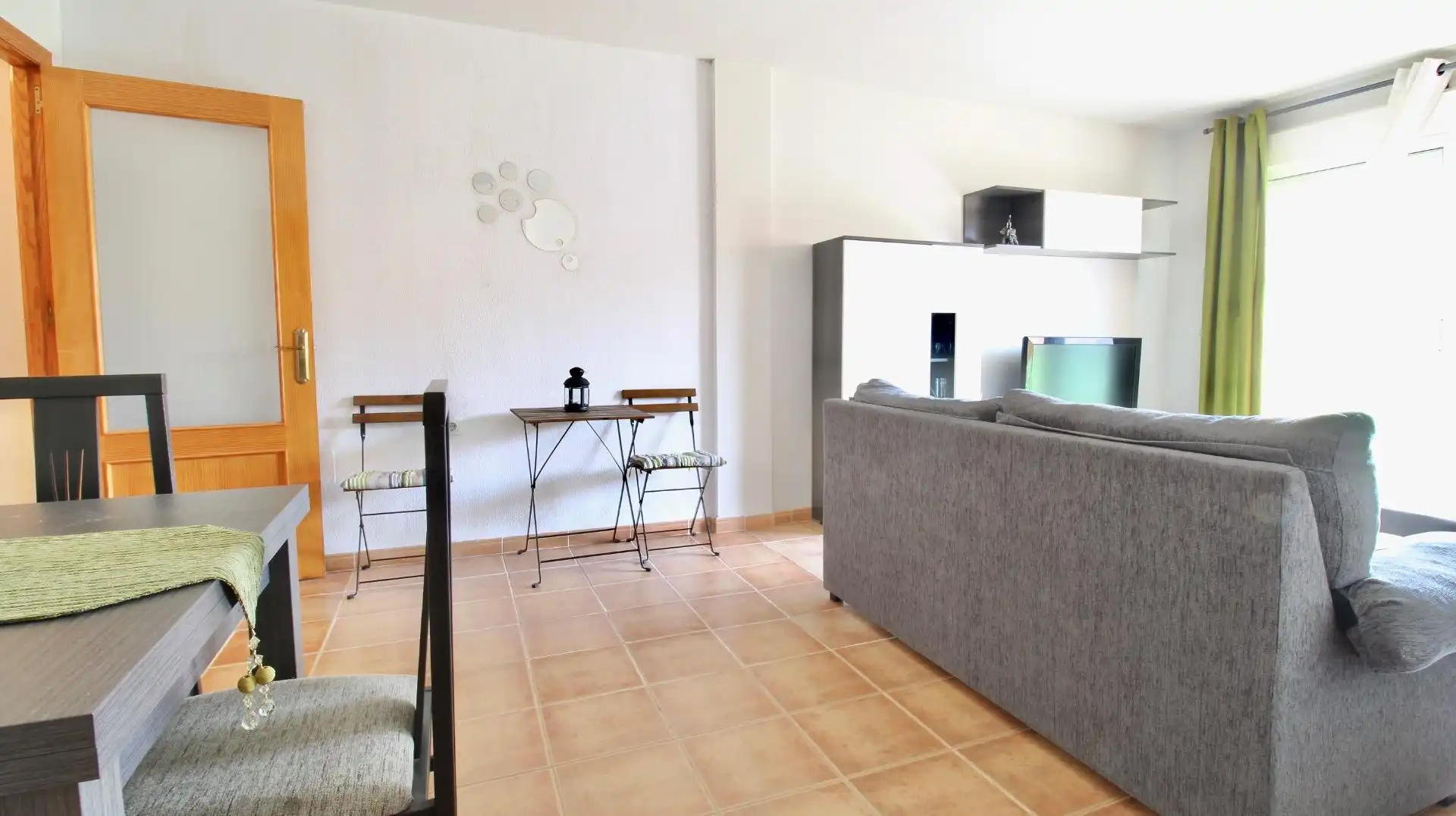 Sala d'estar de Pis en venda en Roquetas de Mar amb Terrassa, Moblat i Piscina comunitària