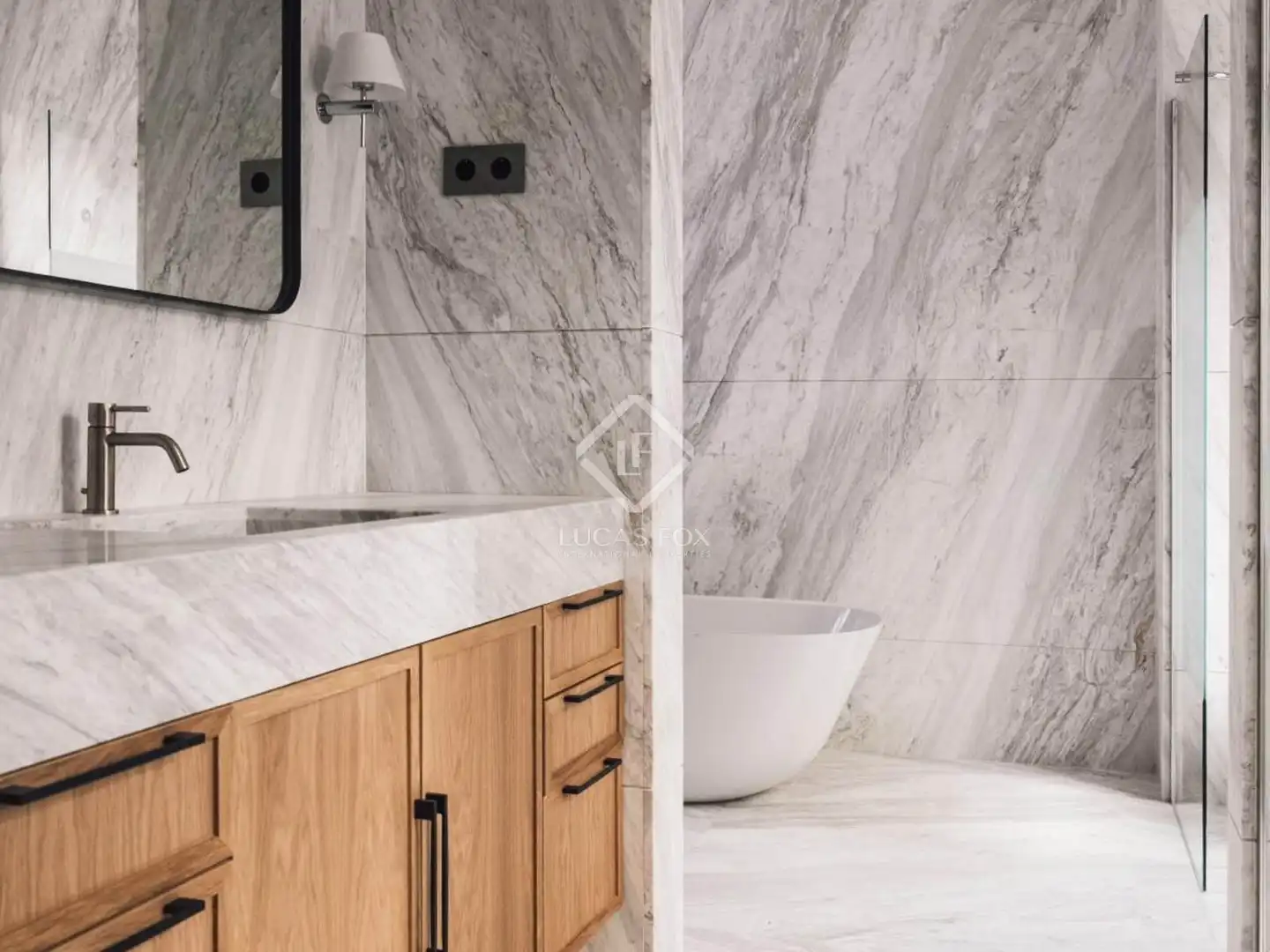 Bathroom of Attic for sale in Madrid  with Air Conditioner, Heating and Parquet flooring