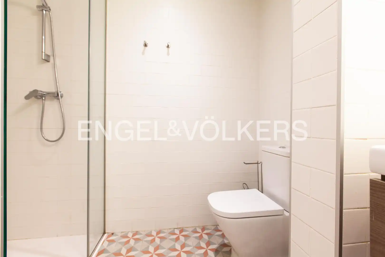 Badezimmer von Wohnung zum Verkauf in Barcelona mit Klimaanlage, Heizung und Privatgarten