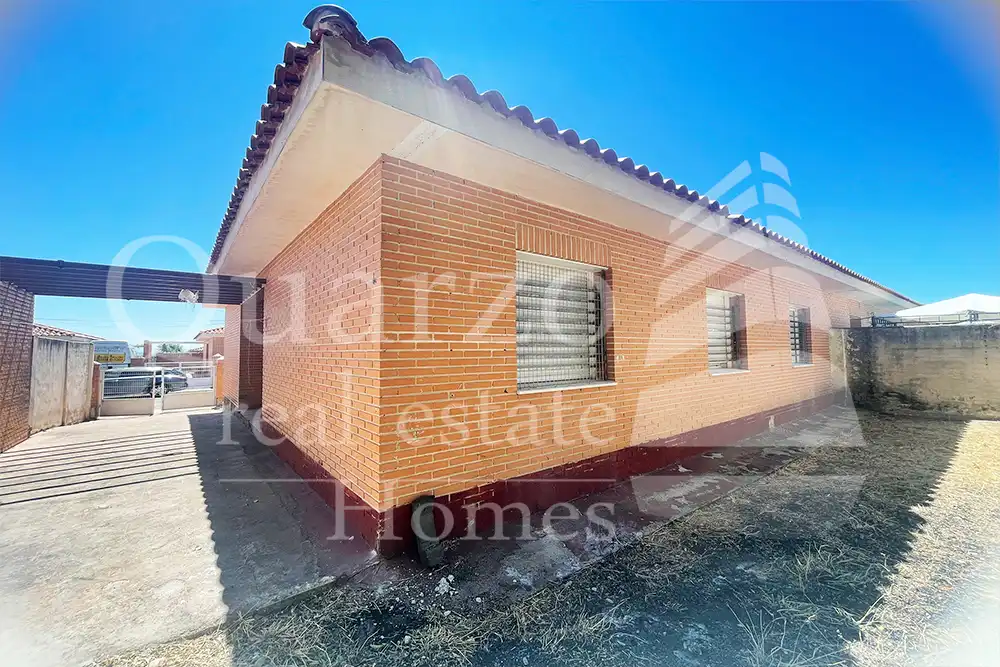 Vista exterior de Casa adosada en venda en La Mata amb Jardí privat