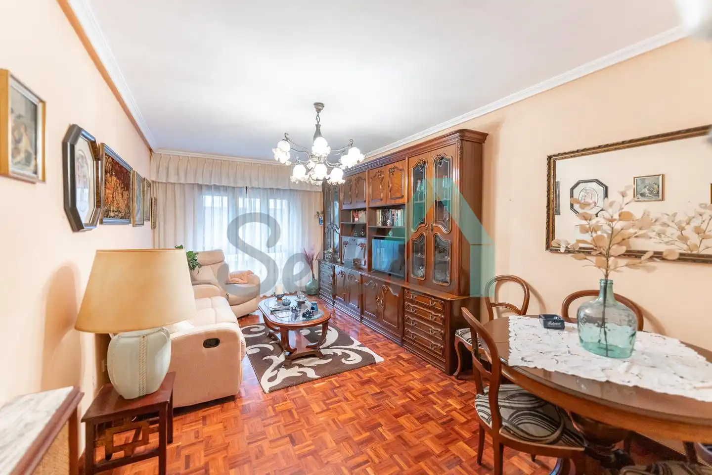 Sala d'estar de Pis de lloguer en Gijón  amb Calefacció, Parquet i Moblat