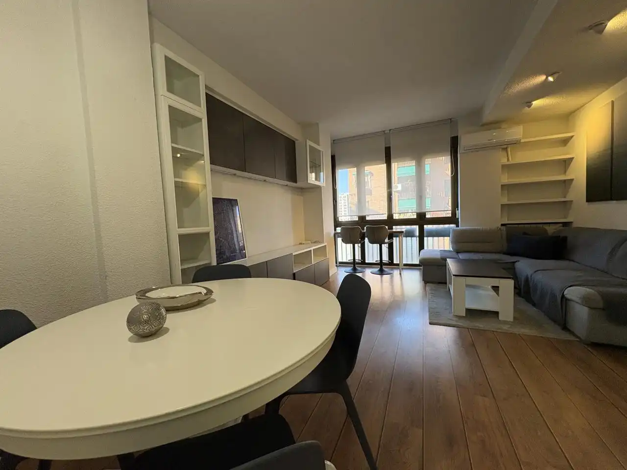 Sala de estar de Piso de alquiler en  Madrid Capital con Aire acondicionado, Calefacción y Amueblado