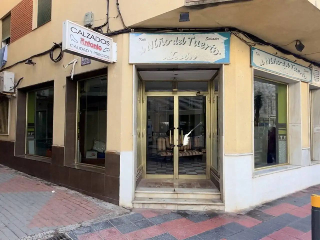 Business premises for sale in Avenida Cala 1