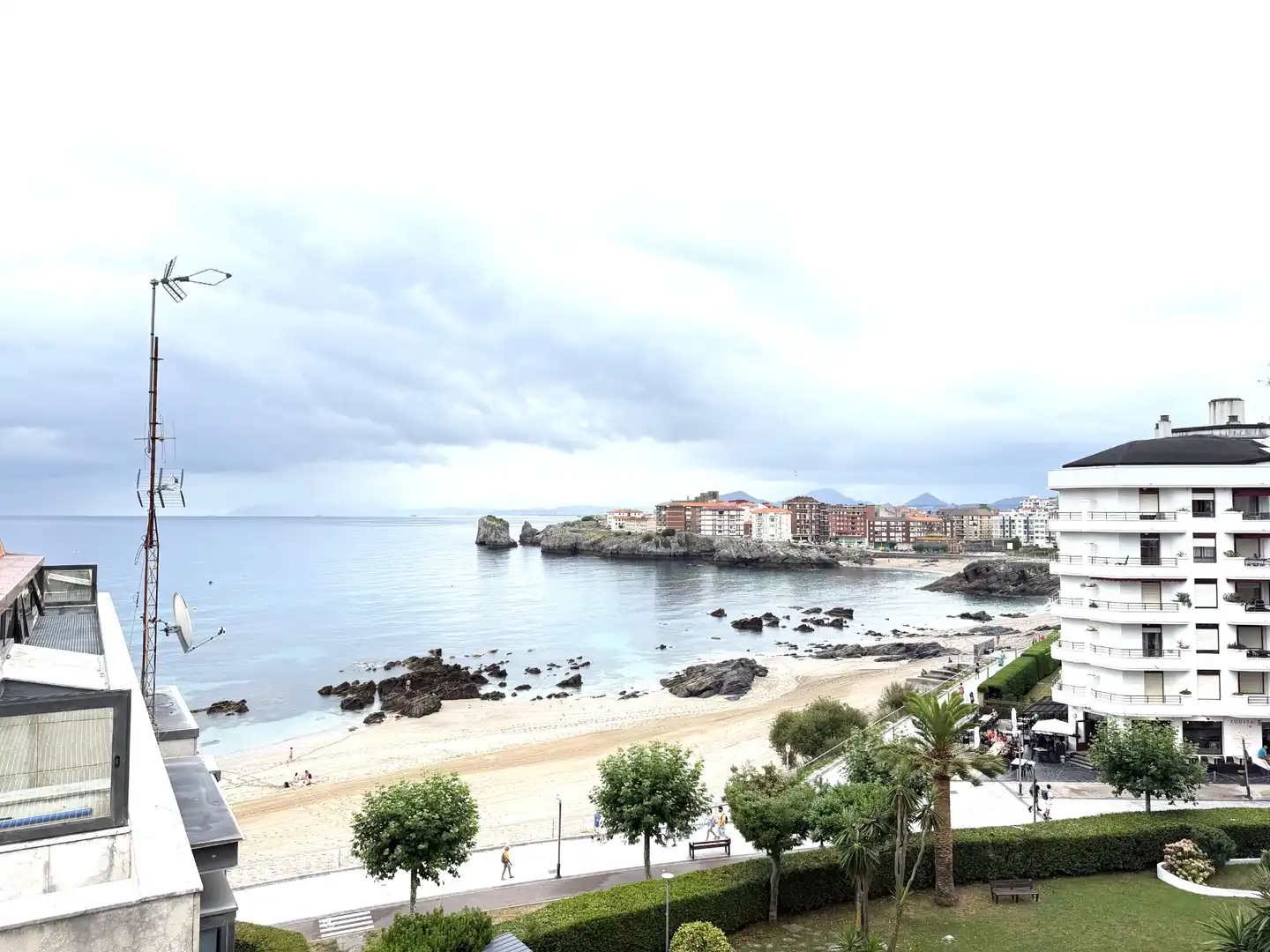 Vista exterior de Piso en venta en Castro-Urdiales con Calefacción, Terraza y Piscina