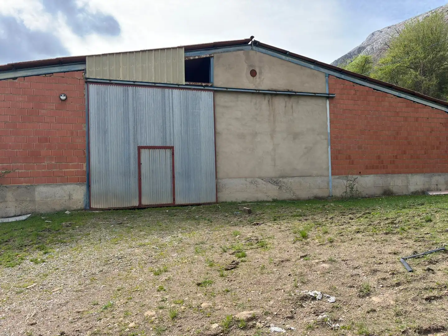 Vista exterior de Nave industrial en venta en Valdepiélago