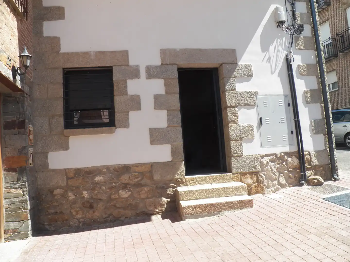 Vista exterior de Local en venta en Miraflores de la Sierra
