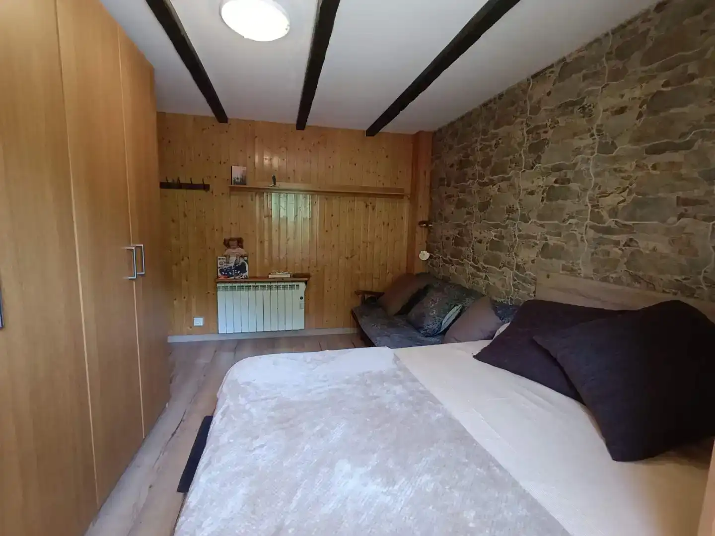 Schlafzimmer von Wohnungen zur Miete in Ogassa mit Parkett und Möbliert