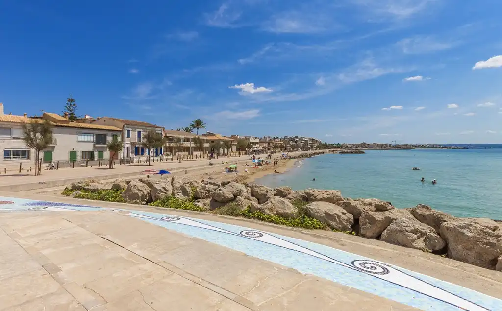 Außenansicht von Einfamilien-Reihenhaus zum Verkauf in  Palma de Mallorca mit Klimaanlage, Heizung und Terrasse