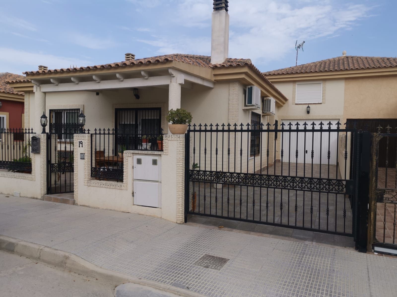 Vista exterior de Casa o xalet en venda en Bigastro amb Aire condicionat, Jardí privat i Terrassa
