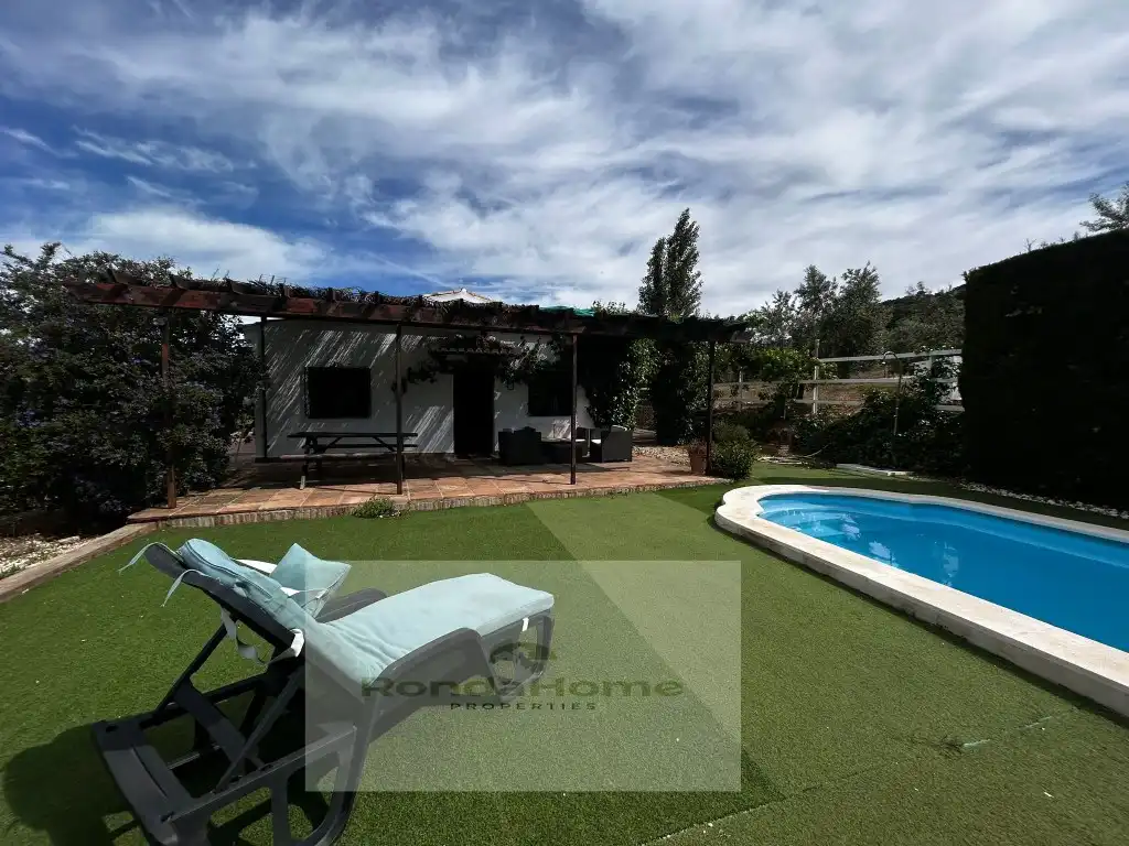 Vista exterior de Finca rústica en venda en Ronda amb Piscina