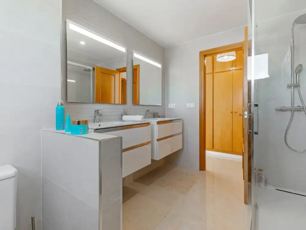 Bathroom of Houses for sale in El Campello  with Air Conditioner, Private garden and Swimming Pool