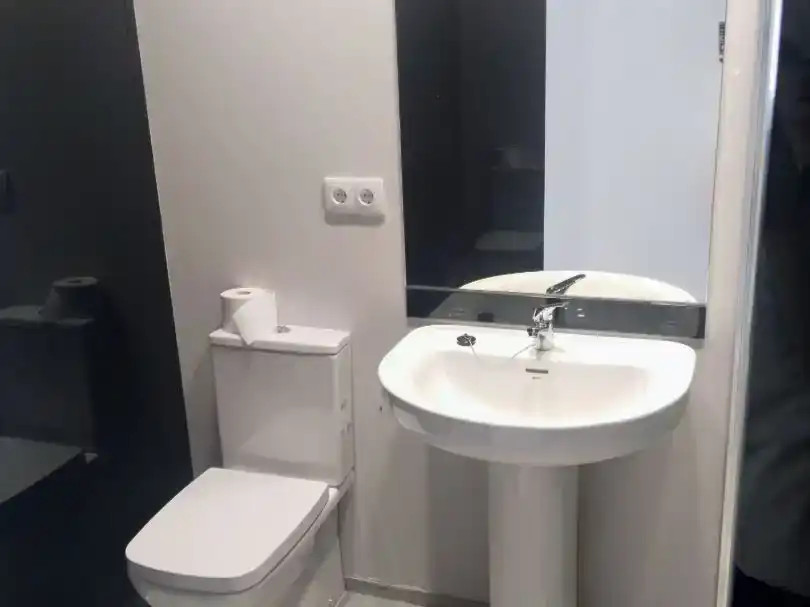 Badezimmer von Erdgeschoss zur Miete in Burgos Capital mit Klimaanlage