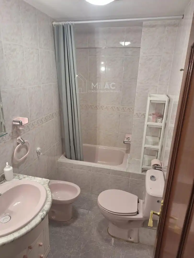 Bathroom of Flat for rent in Madrid  with Air Conditioner, Heating and Furnished