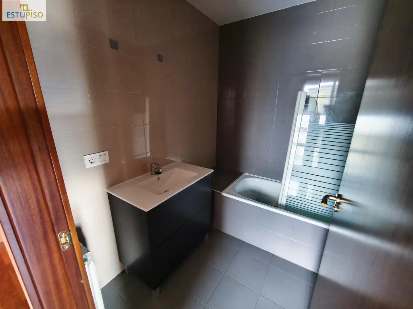 Bany de Pis en venda en Vitoria - Gasteiz amb Calefacció, Parquet i Terrassa