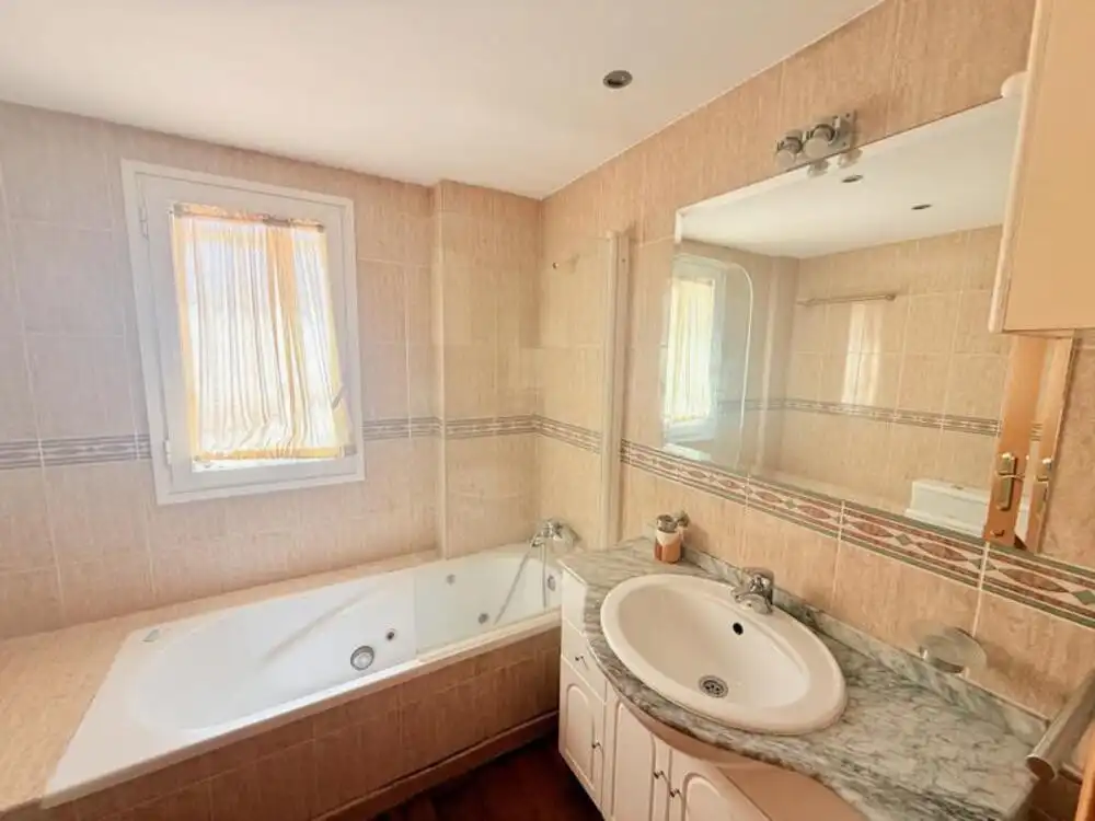 Baño de Ático de alquiler en Marbella con Aire acondicionado, Terraza y Piscina