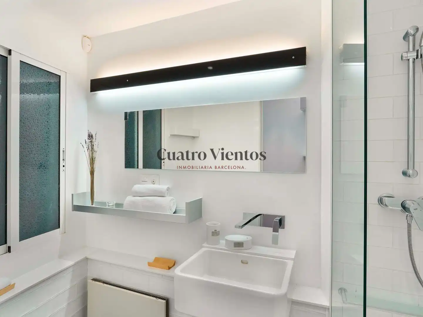 Badezimmer von Wohnung zum Verkauf in Barcelona mit Klimaanlage, Heizung und Ofen