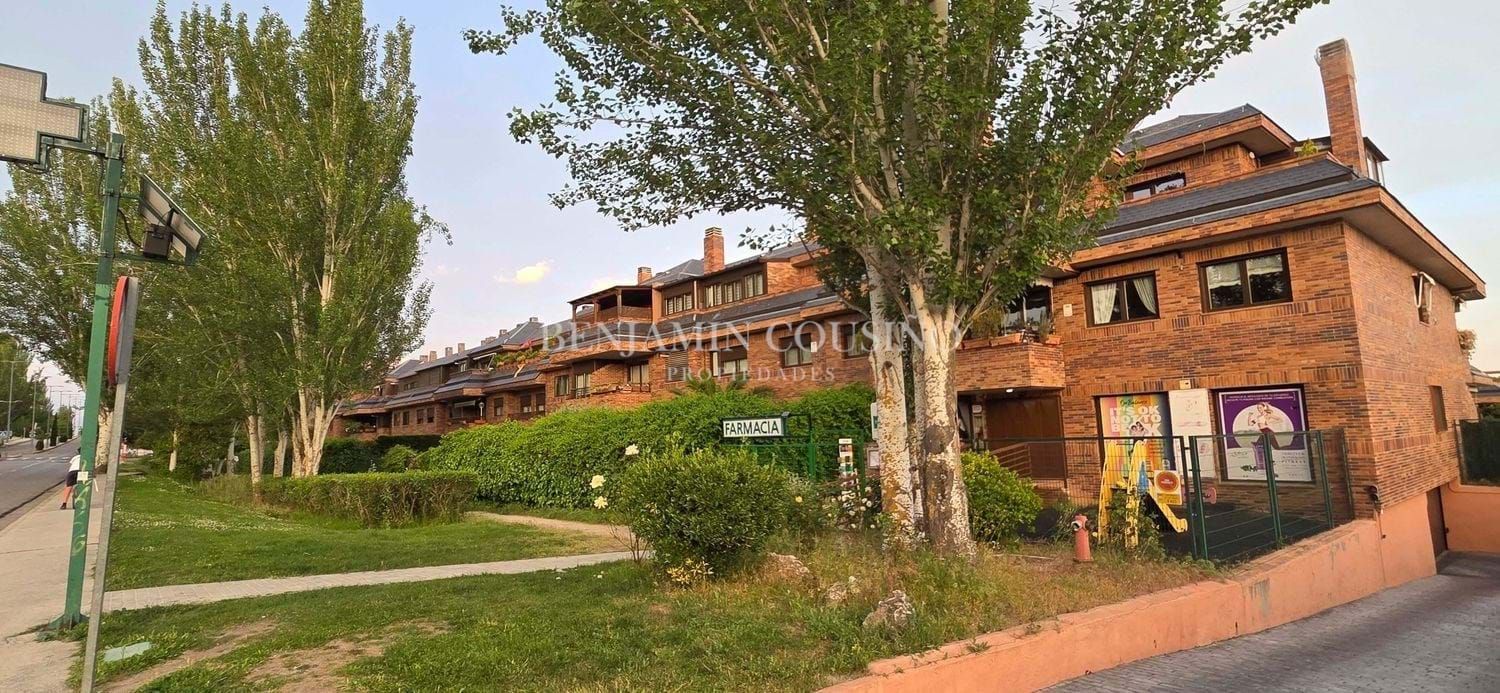 Vista exterior de Àtic de lloguer en Las Rozas de Madrid amb Terrassa, Traster i Piscina