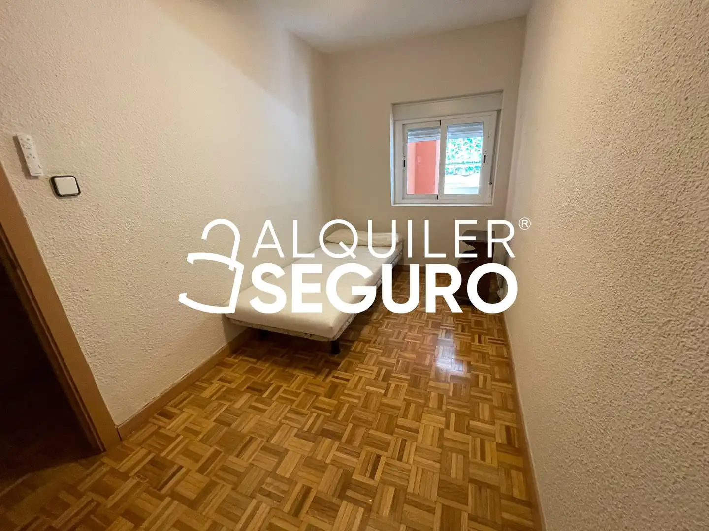 Dormitori de Pis de lloguer en Madrid amb Calefacció, Terrassa i Moblat