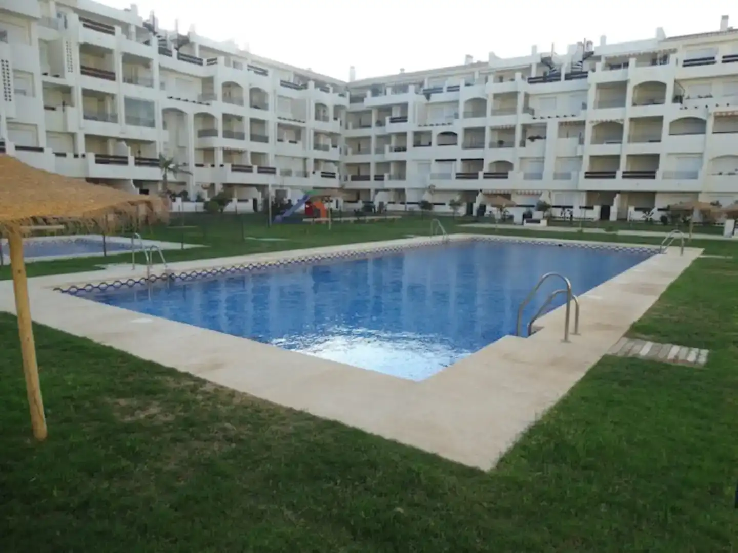 Schwimmbecken von Wohnungen zur Miete in Roquetas de Mar mit Klimaanlage, Schwimmbad und Balkon