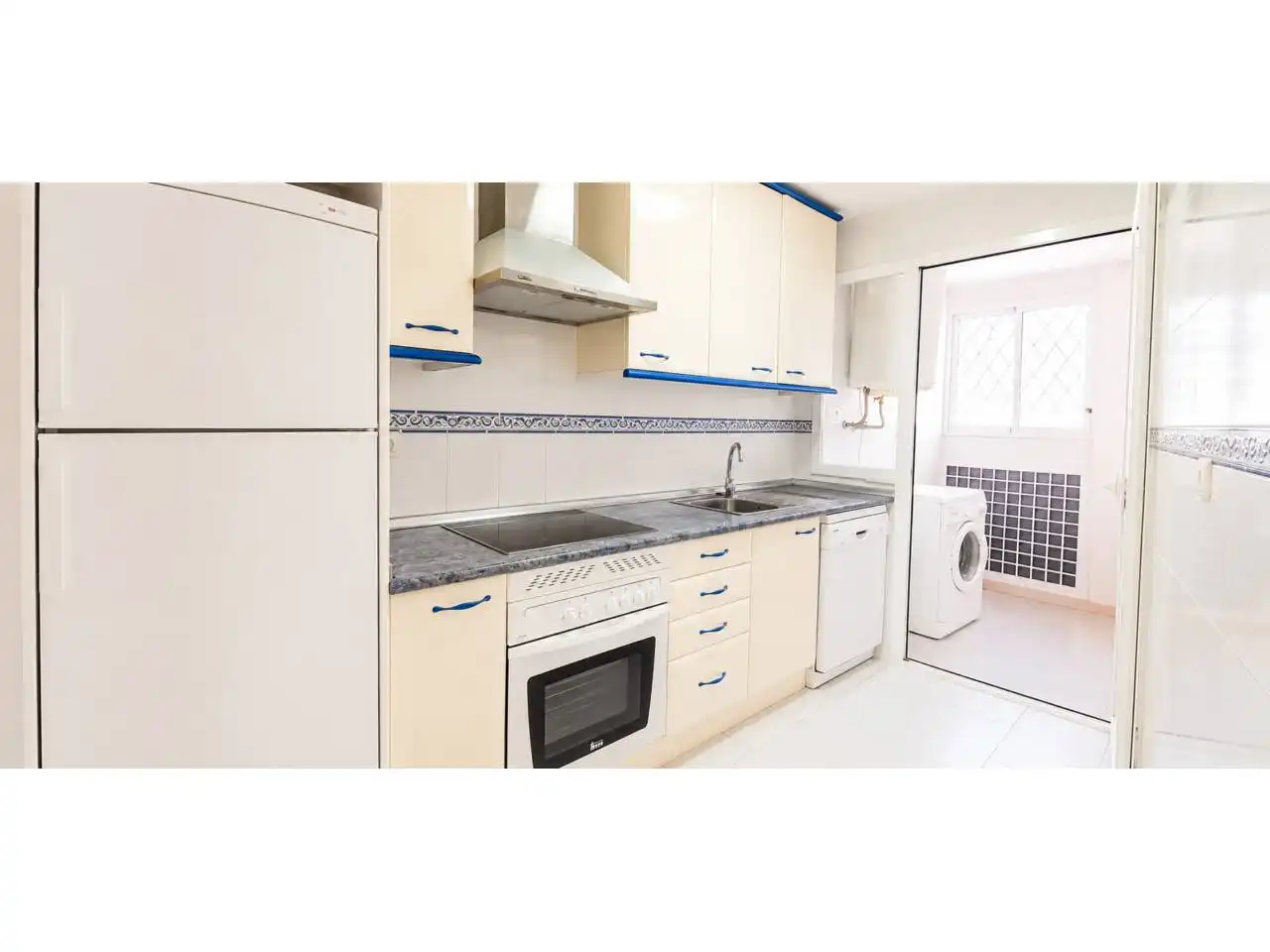 Küche von Wohnung zum Verkauf in Manilva mit Klimaanlage, Terrasse und Möbliert