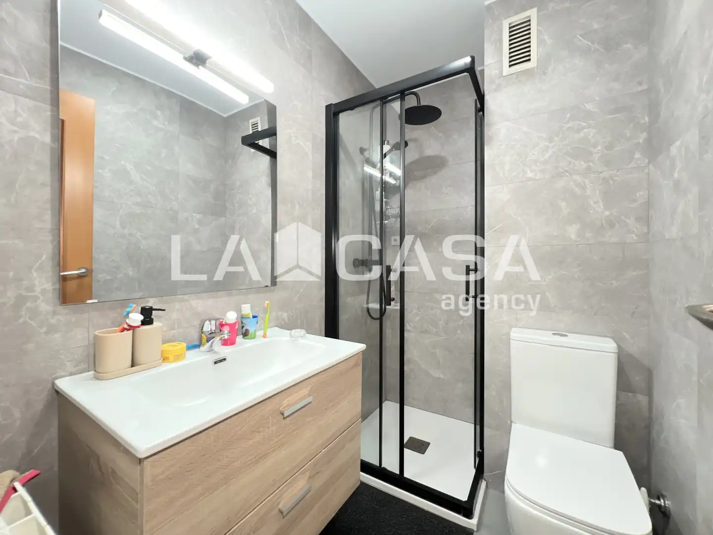 Badezimmer von Wohnung zum Verkauf in Badalona mit Heizung und Balkon