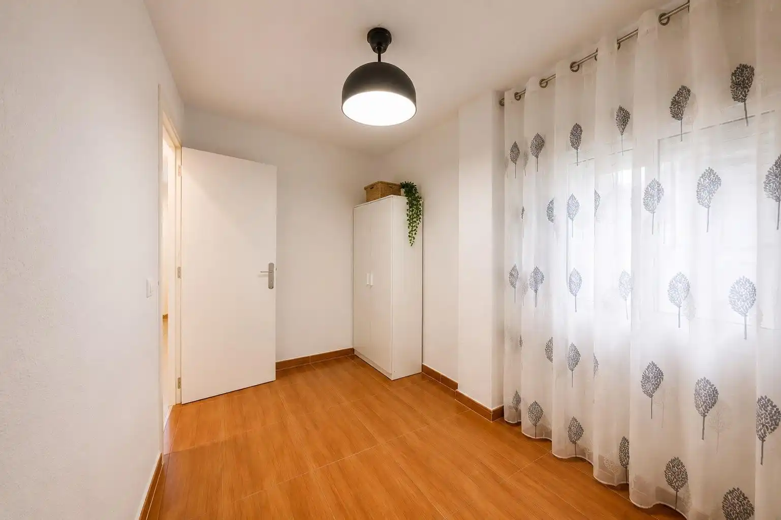 Dormitori de Apartament de lloguer en Almería amb Moblat i Balcó