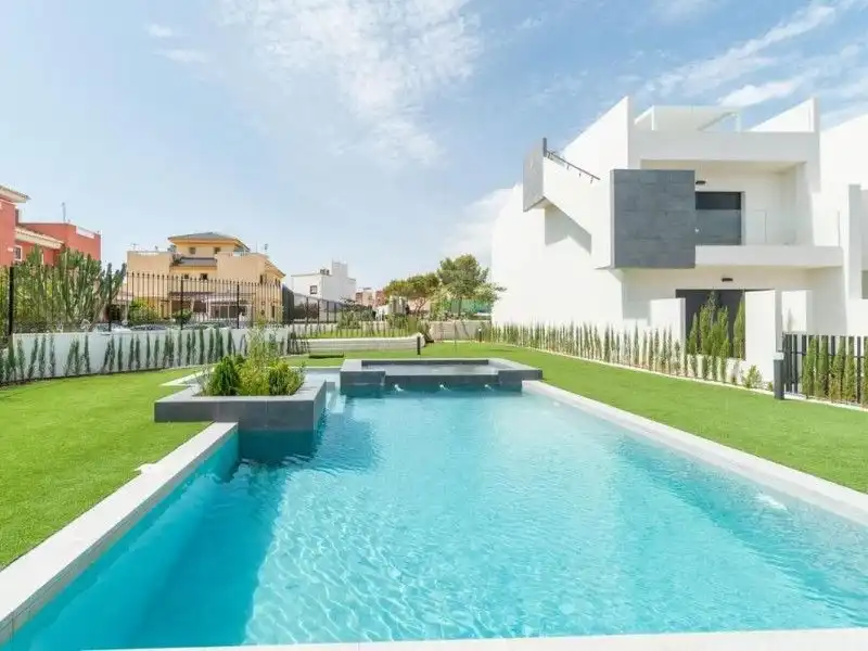 Piscina de Casa o chalet en venta en Torrevieja con Jardín privado, Terraza y Balcón