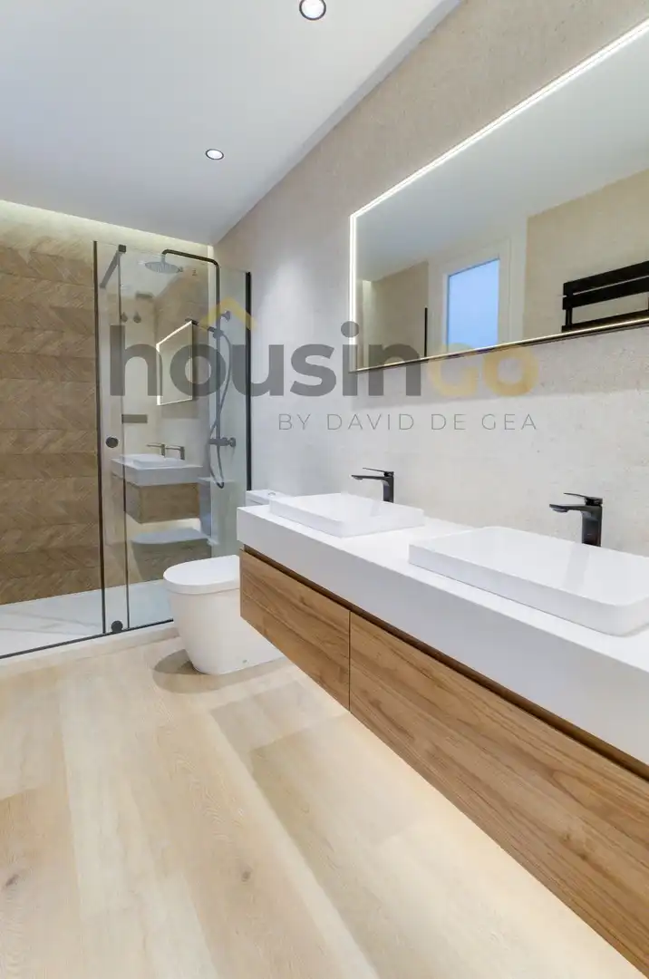 Bathroom of Flat for sale in Madrid  with Air Conditioner, Heating and Oven