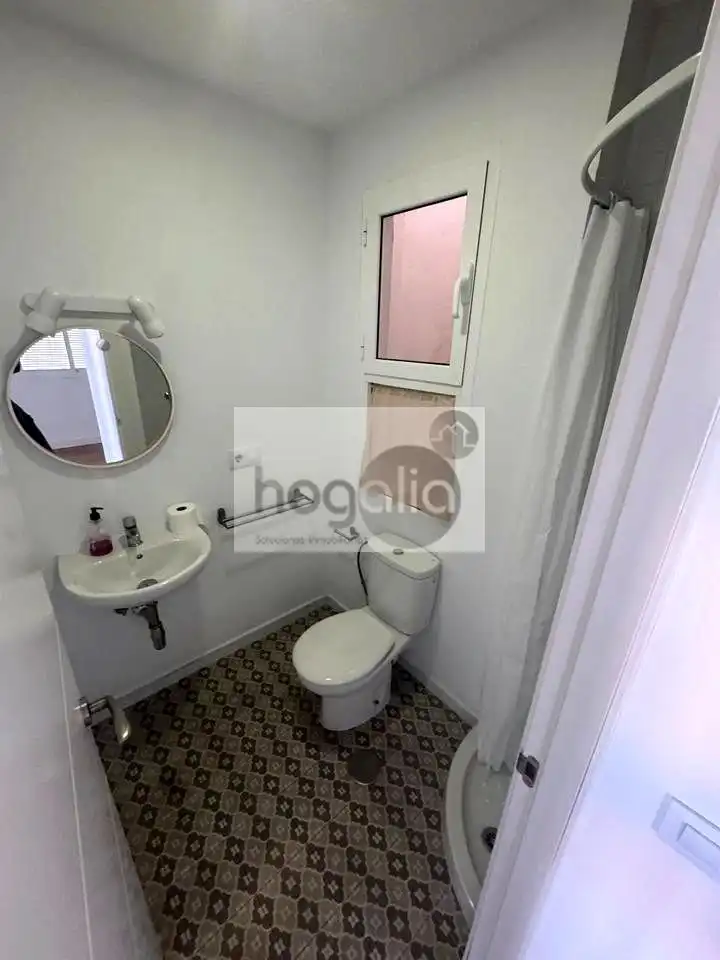 Badezimmer von Dachboden zur Miete in Sevilla mit Klimaanlage und Terrasse