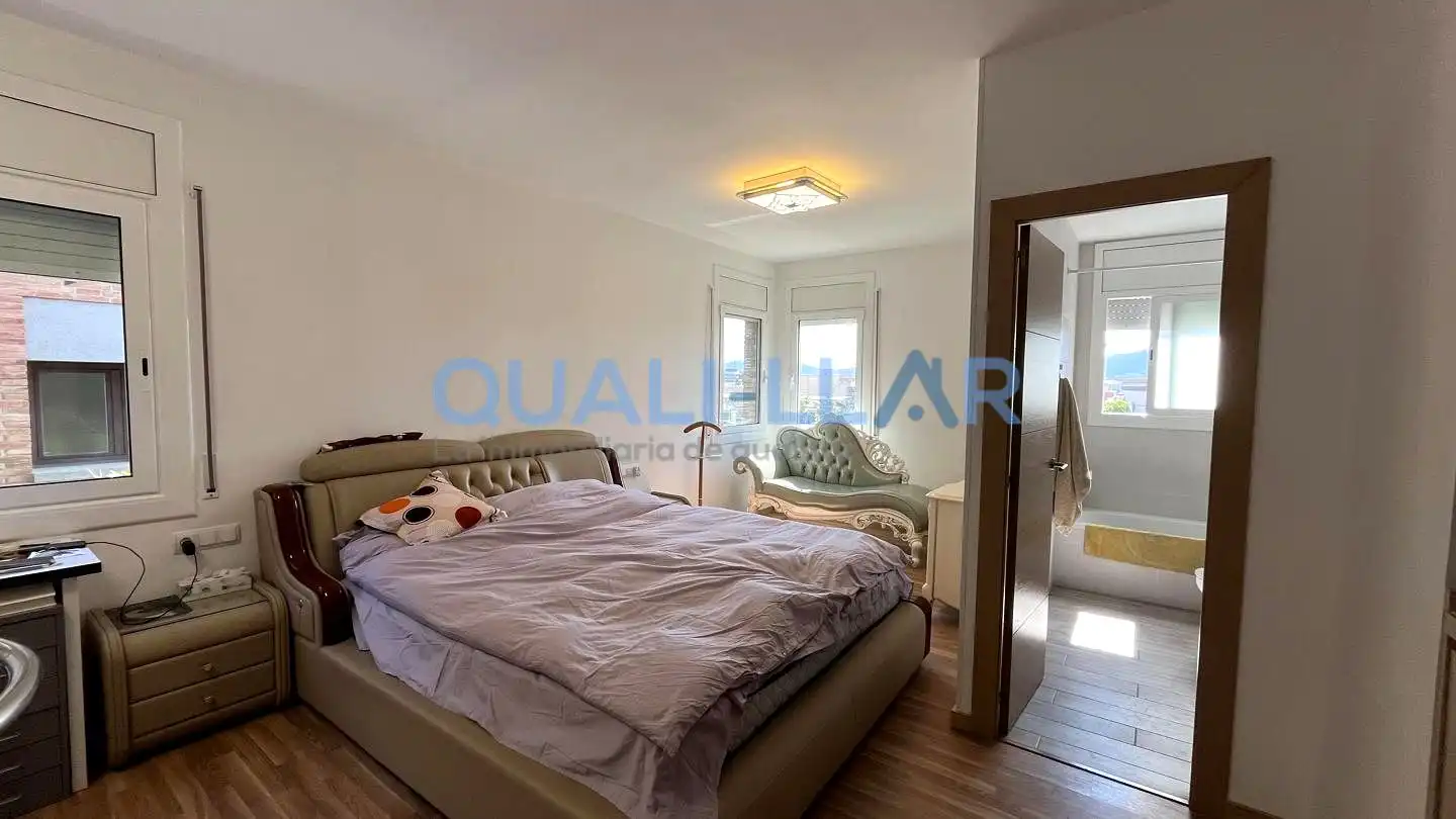 Dormitori de Pis en venda en Sant Feliu de Llobregat amb Aire condicionat, Jardí privat i Parquet