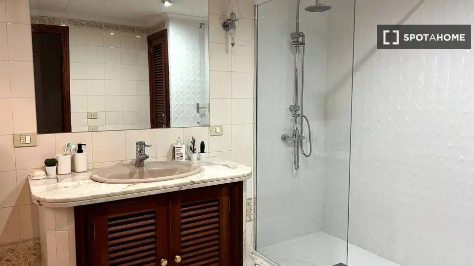 Baño de Piso de alquiler en Las Palmas de Gran Canaria con Aire acondicionado, Calefacción y Amueblado