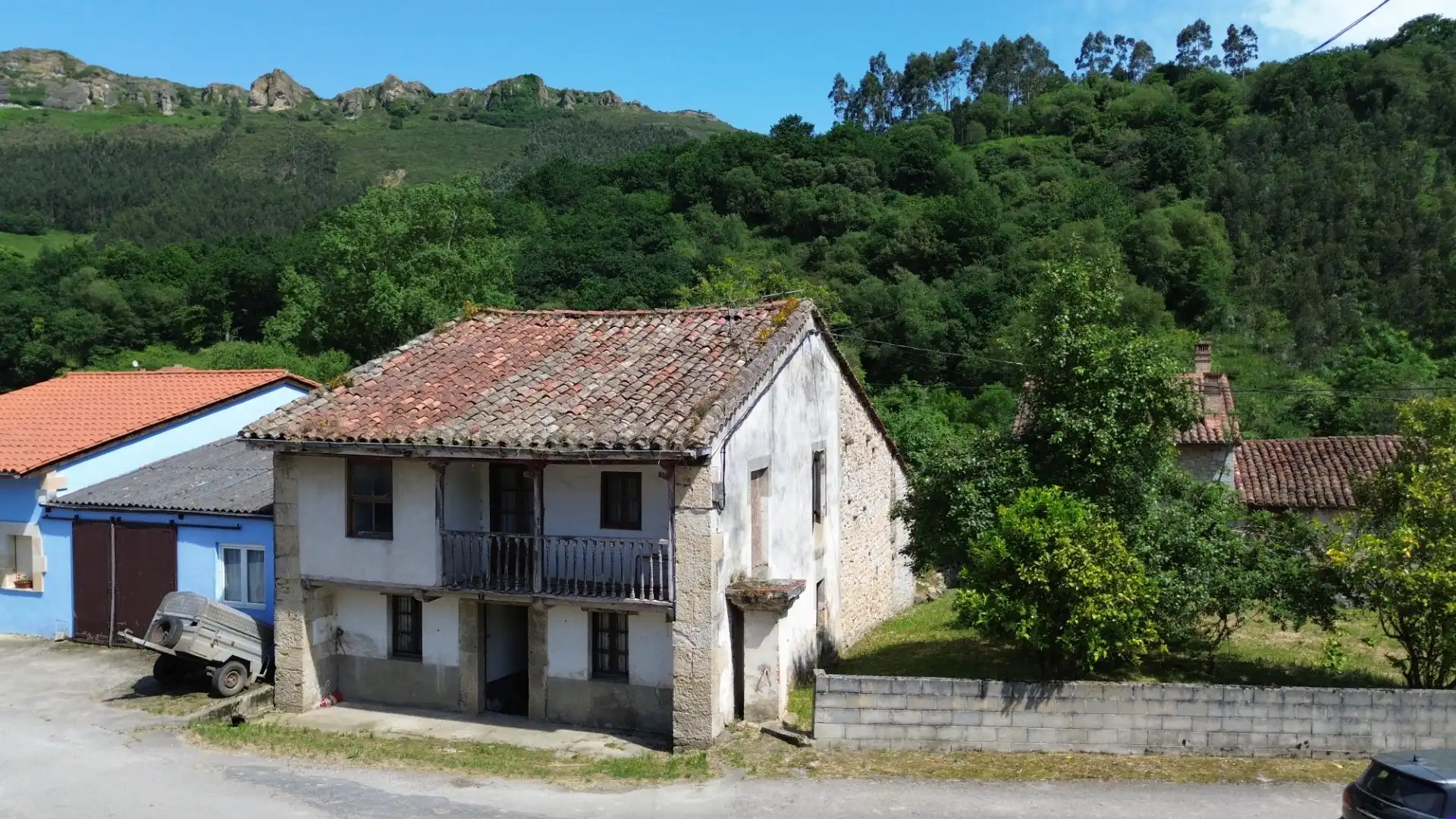 Vista exterior de Casa adosada en venda en San Vicente de la Barquera amb Jardí privat i Balcó