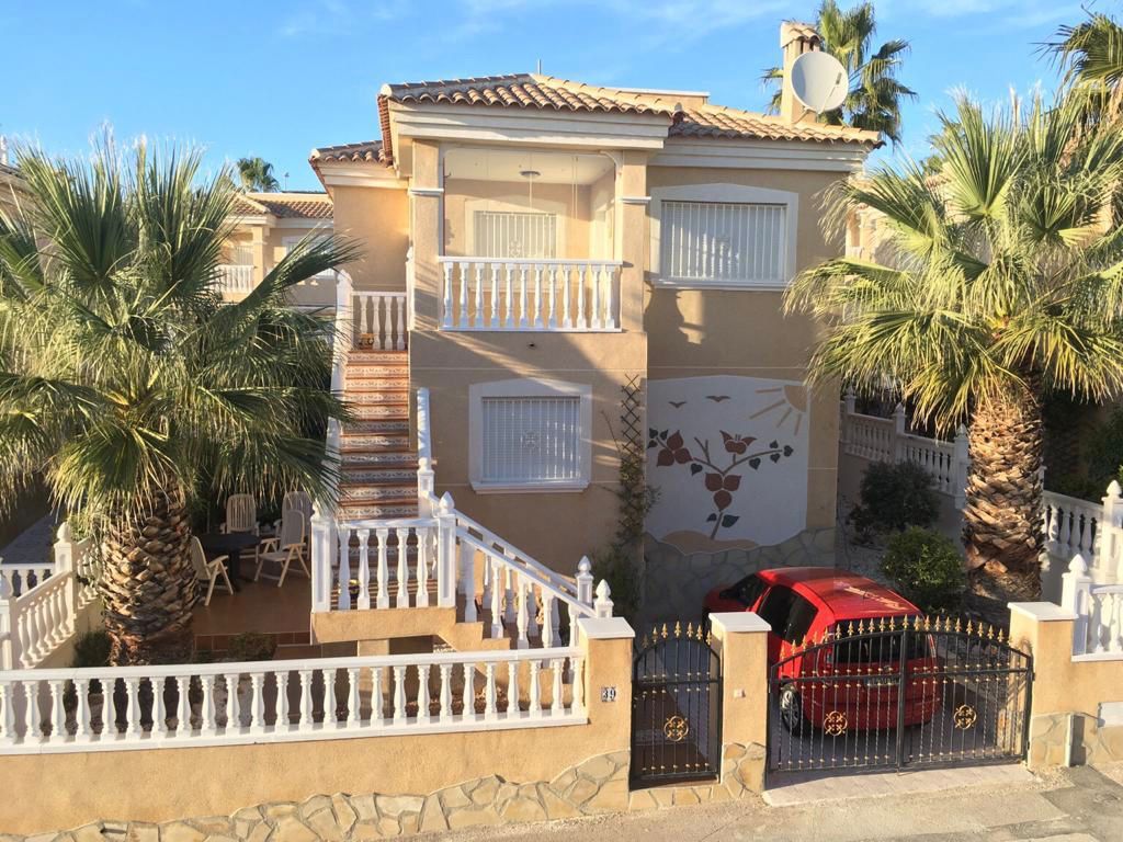 Vista exterior de Casa o xalet en venda en Orihuela amb Aire condicionat, Traster i Piscina